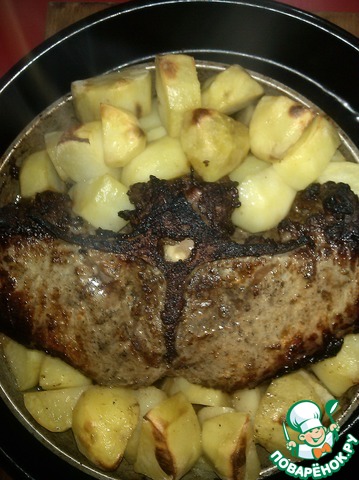 Мясо на кости, запеченное с картофелем